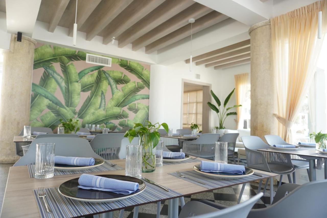 Hotel Las Americas Casa De Playa Cartagena Eksteriør bilde Interior of the restaurant