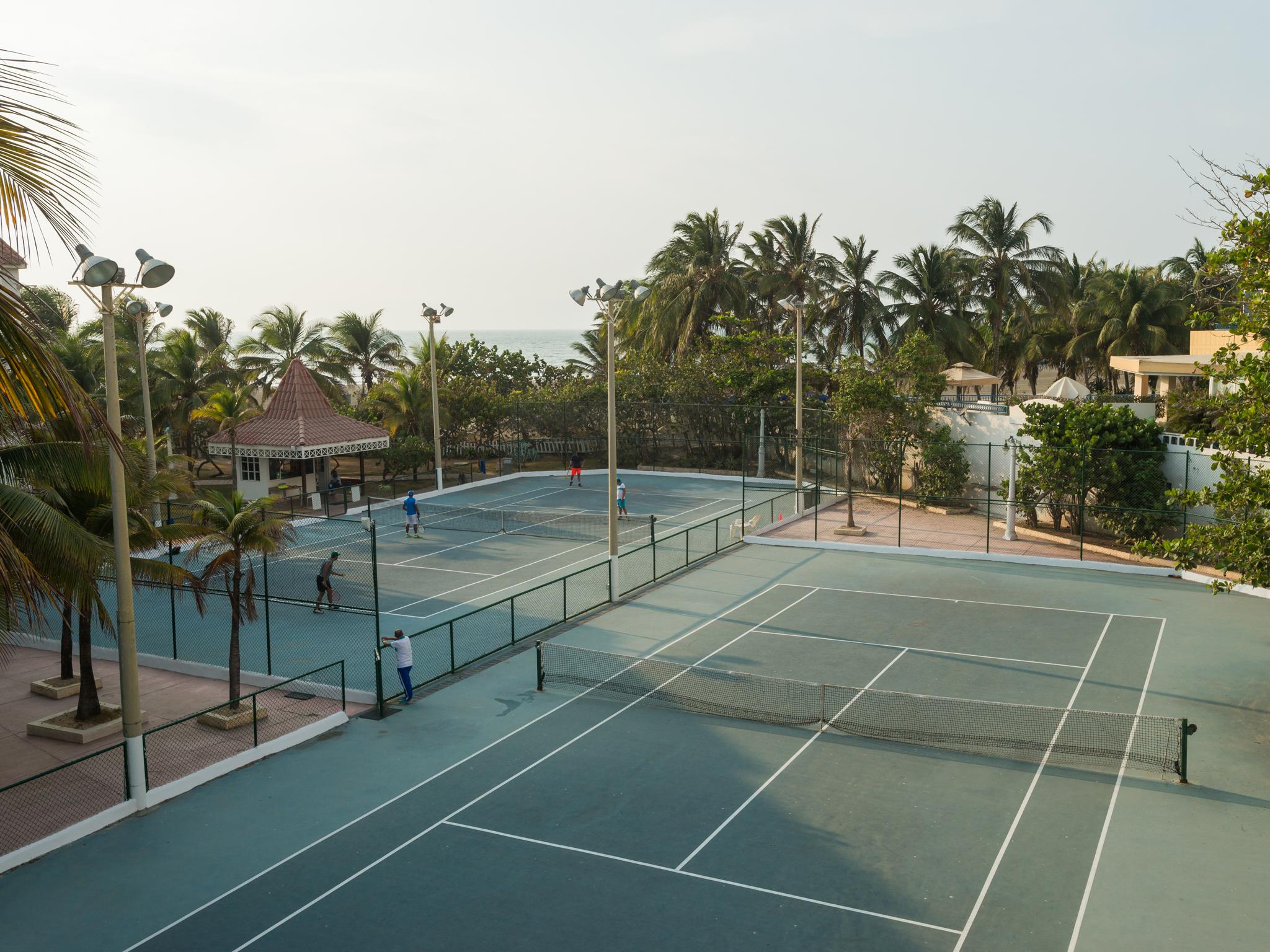 Hotel Las Americas Casa De Playa Cartagena Eksteriør bilde Tennis courts at the resort