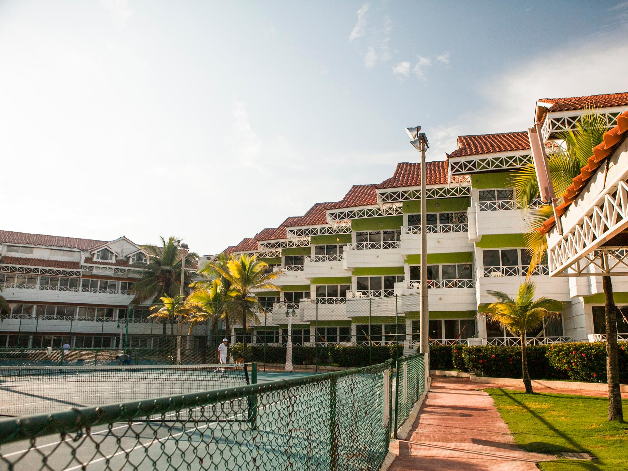 Hotel Las Americas Casa De Playa Cartagena Eksteriør bilde The school's main building