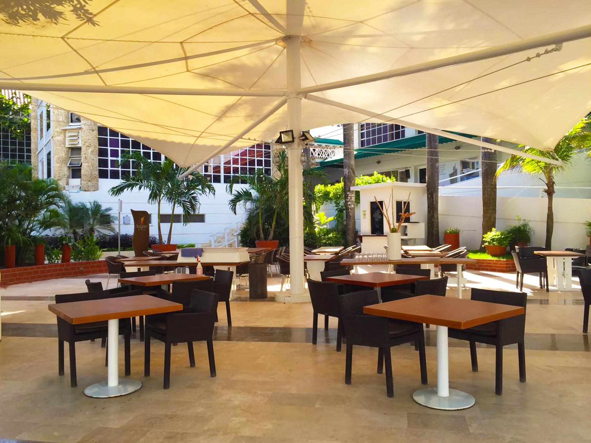 Hotel Las Americas Casa De Playa Cartagena Eksteriør bilde The patio at the hotel