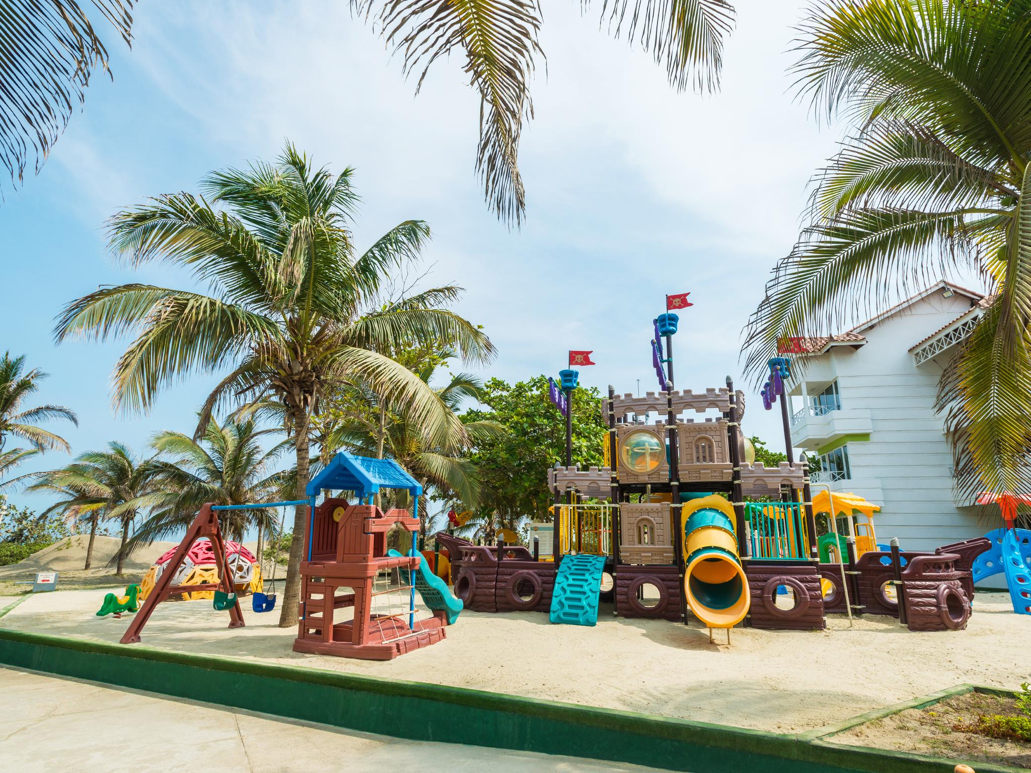 Hotel Las Americas Casa De Playa Cartagena Eksteriør bilde Playground at the resort