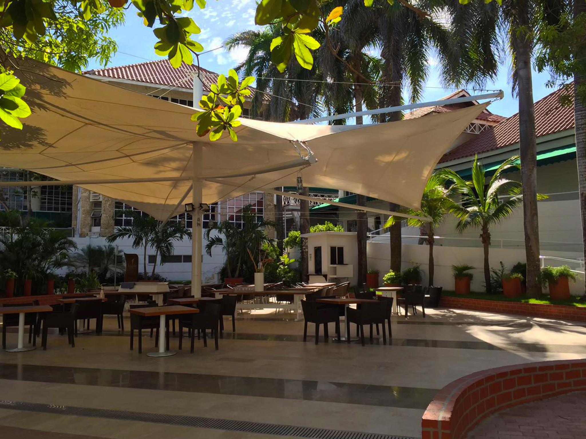 Hotel Las Americas Casa De Playa Cartagena Eksteriør bilde The courtyard of the hotel