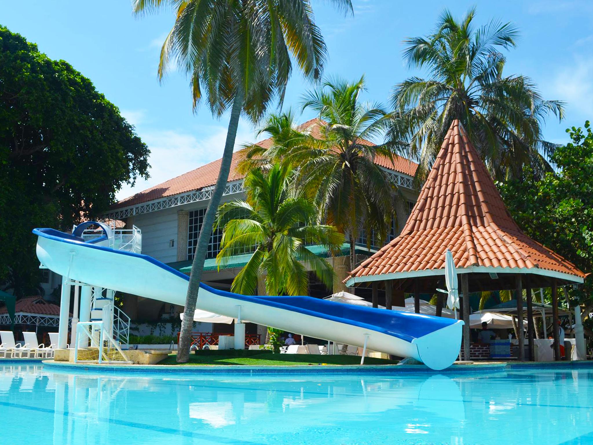 Hotel Las Americas Casa De Playa Cartagena Eksteriør bilde The swimming pool at the hotel