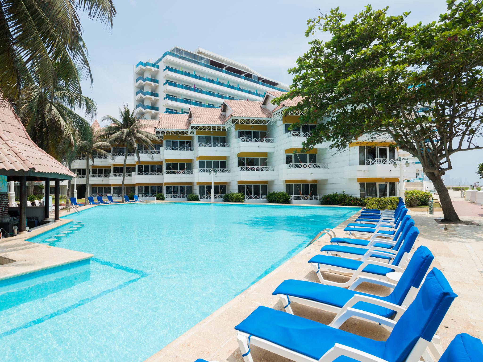 Hotel Las Americas Casa De Playa Cartagena Eksteriør bilde The pool at the hotel