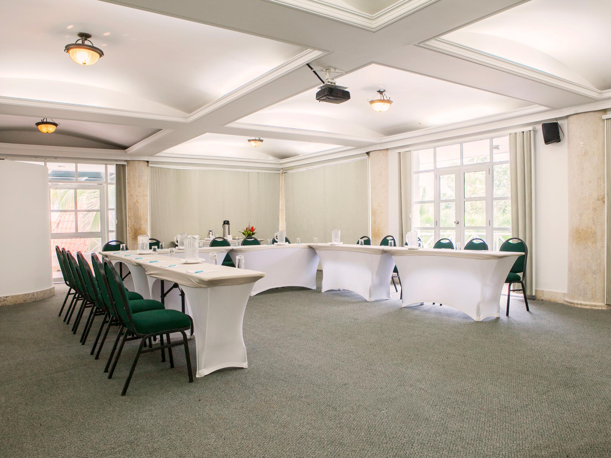 Hotel Las Americas Casa De Playa Cartagena Eksteriør bilde Meeting room