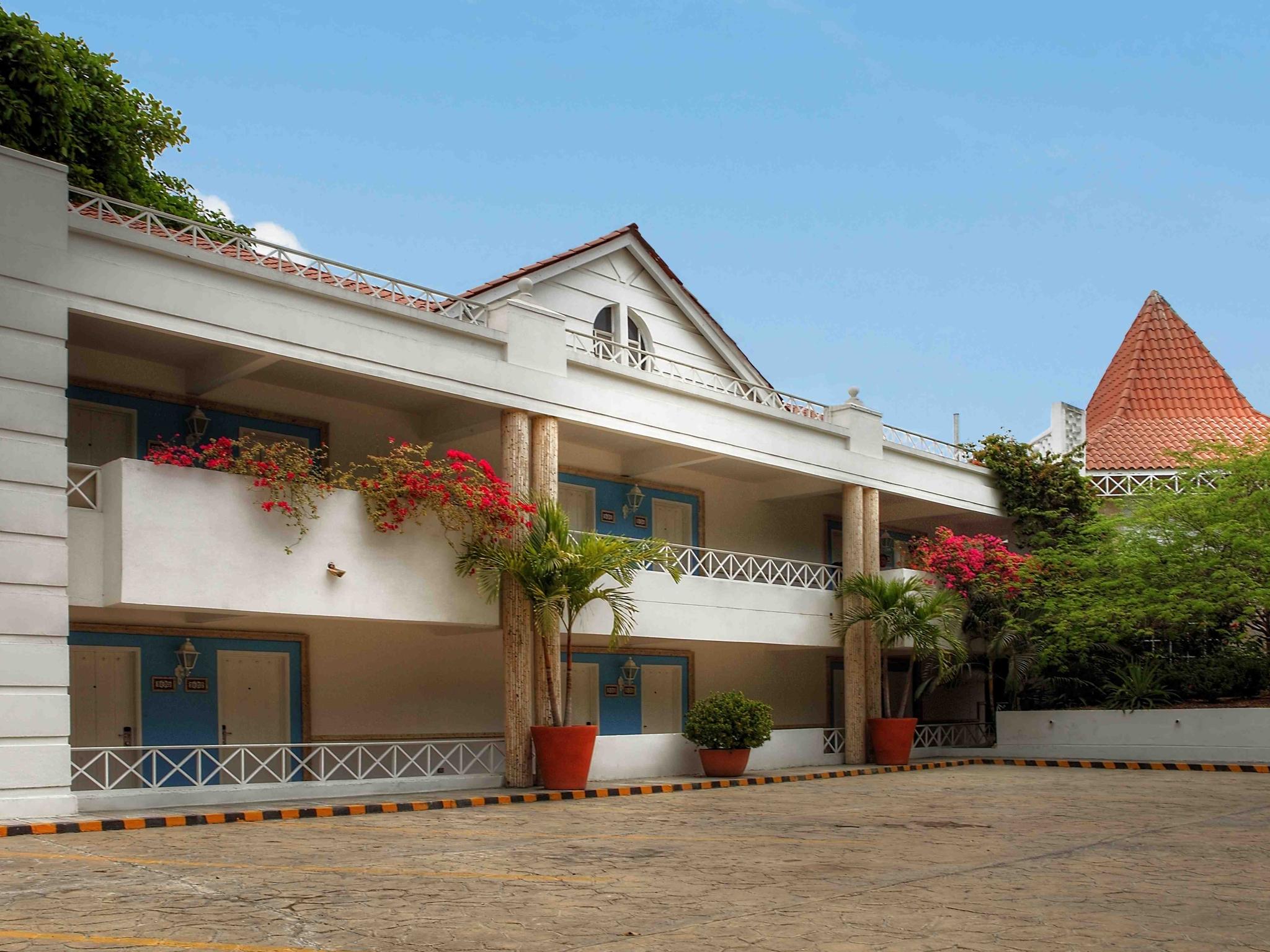 Hotel Las Americas Casa De Playa Cartagena Eksteriør bilde The school's main building