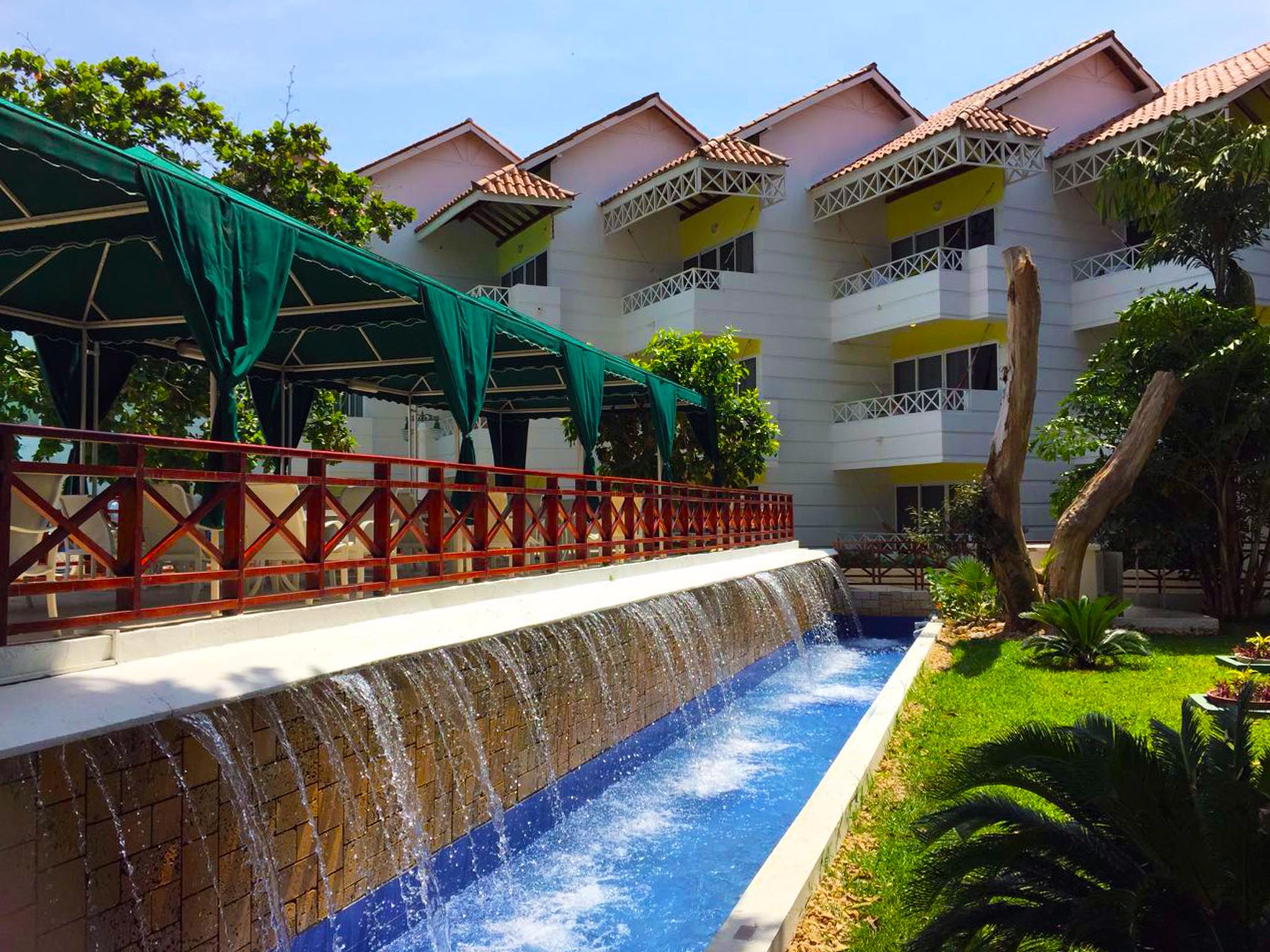 Hotel Las Americas Casa De Playa Cartagena Eksteriør bilde The resort's pool
