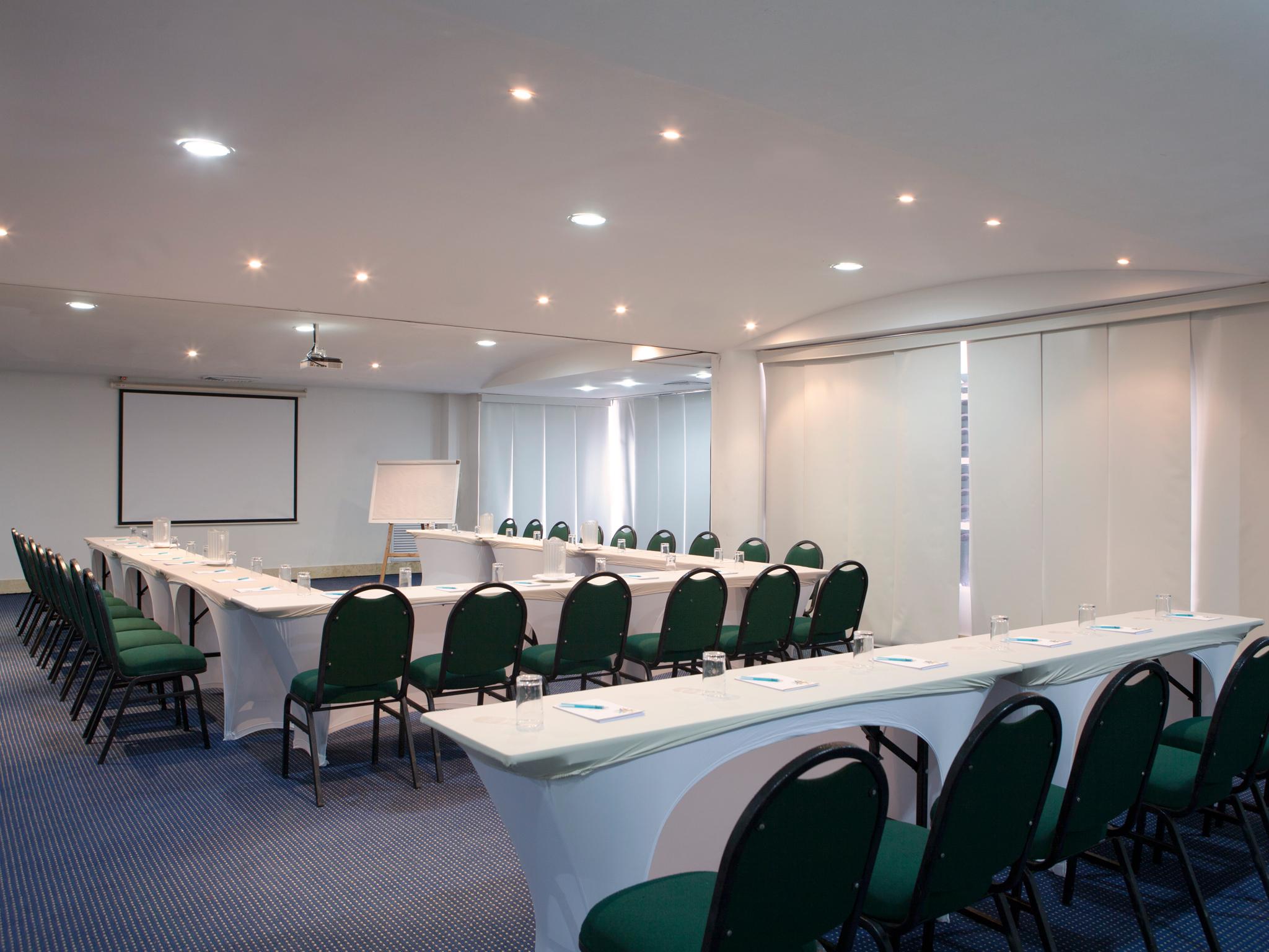 Hotel Las Americas Casa De Playa Cartagena Eksteriør bilde Meeting room