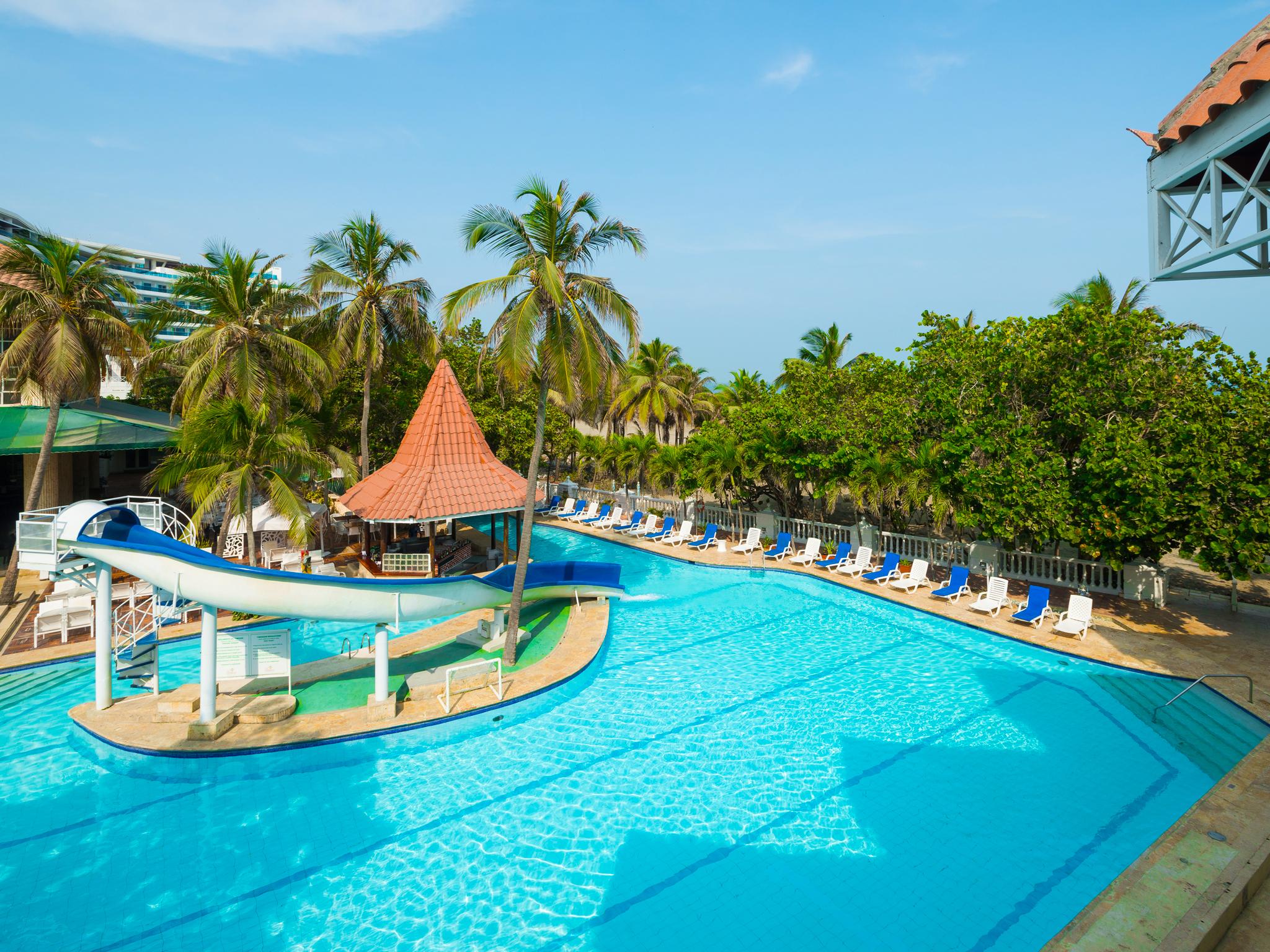 Hotel Las Americas Casa De Playa Cartagena Eksteriør bilde The swimming pool at the hotel