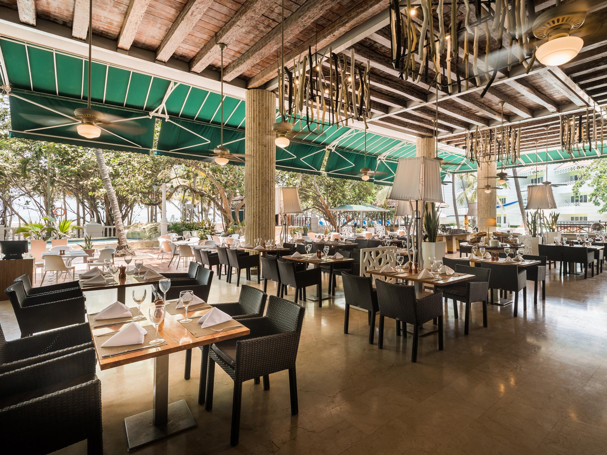 Hotel Las Americas Casa De Playa Cartagena Eksteriør bilde The interior of the restaurant