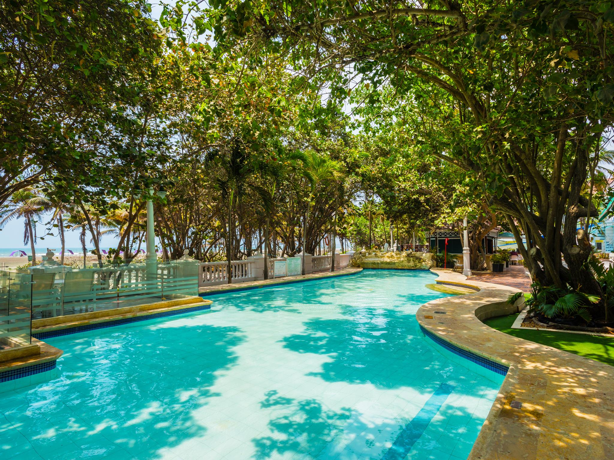 Hotel Las Americas Casa De Playa Cartagena Eksteriør bilde The swimming pool at the hotel
