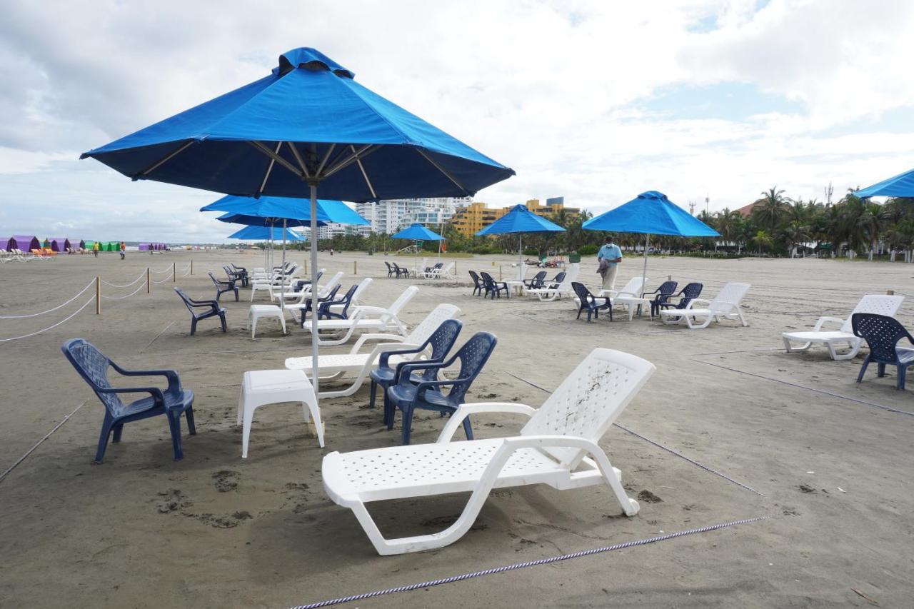 Hotel Las Americas Casa De Playa Cartagena Eksteriør bilde Beach chairs and umbrellas at South Beach, Miami