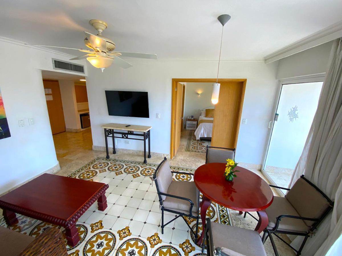 Hotel Las Americas Casa De Playa Cartagena Eksteriør bilde A suite at the hotel