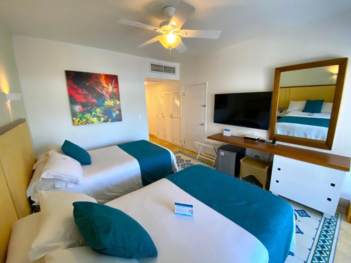 Hotel Las Americas Casa De Playa Cartagena Eksteriør bilde A room at the hotel